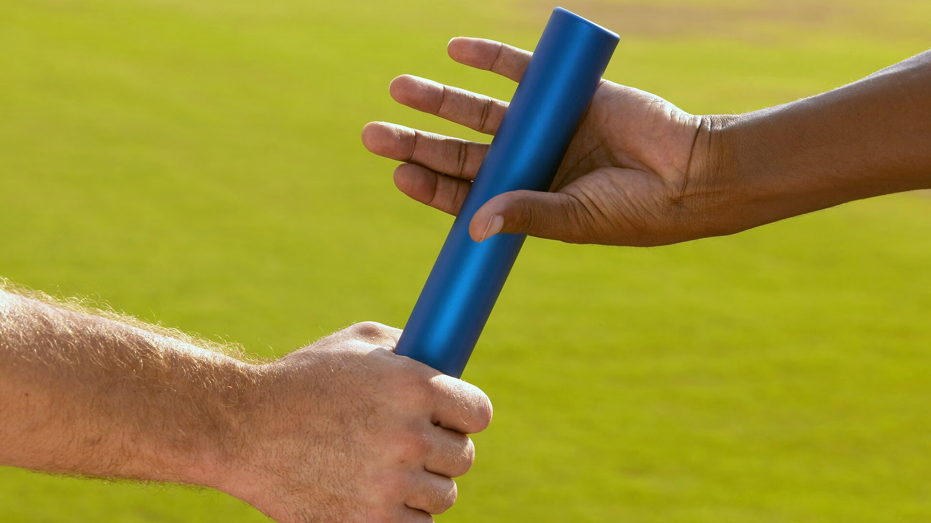 摩洛哥骑手阿米尔·本·哈桑在2024年巴黎奥运会三项赛中以“Courage”马匹获得第20名,表现出色。