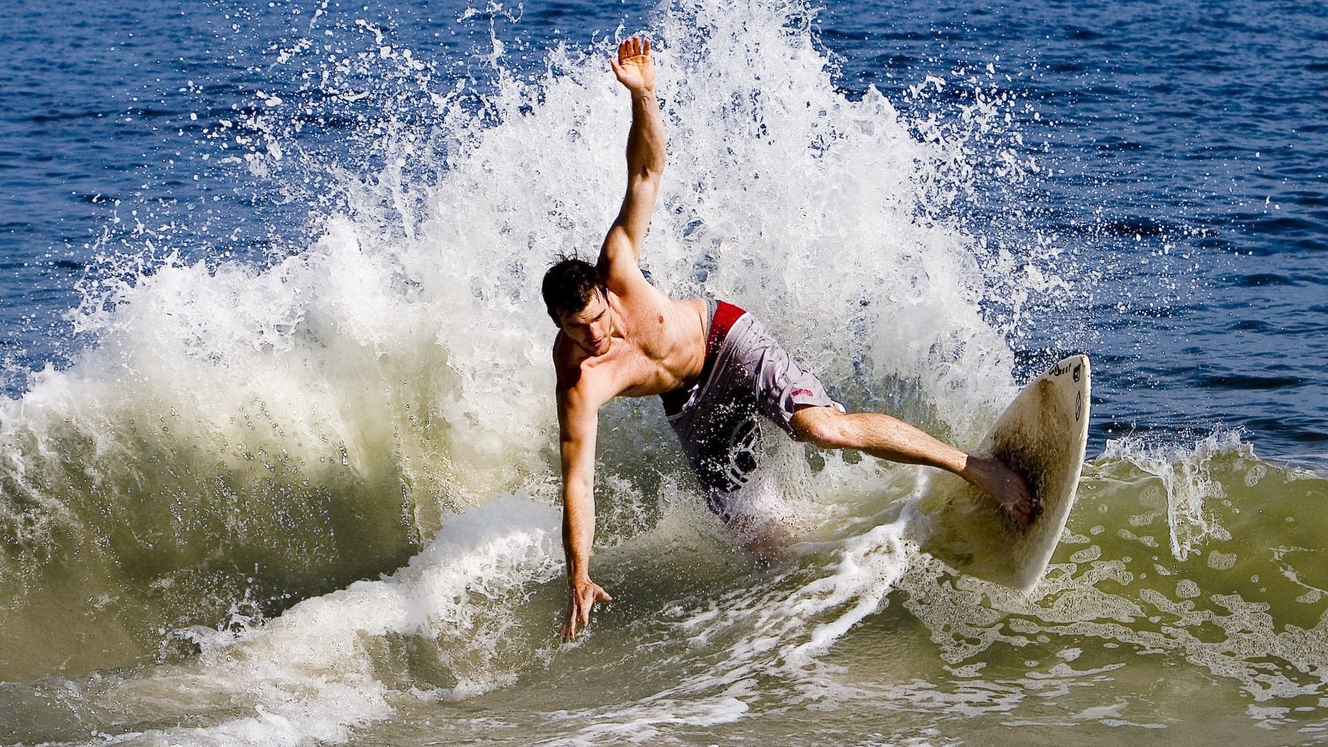 摩洛哥骑手阿米尔·本·哈桑在2024年巴黎奥运会三项赛中获得第20名,展现出色表现。